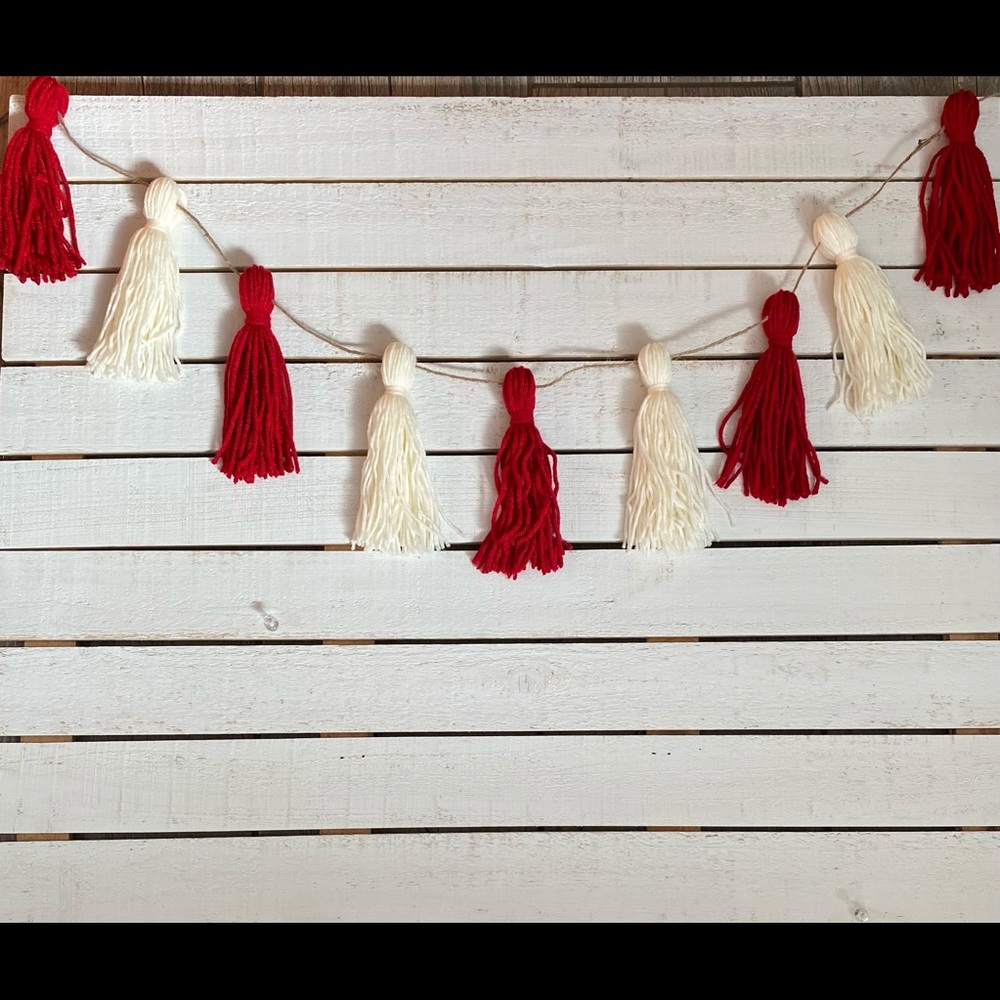 Christmas/Valentine’s Yarn Tassel Garland